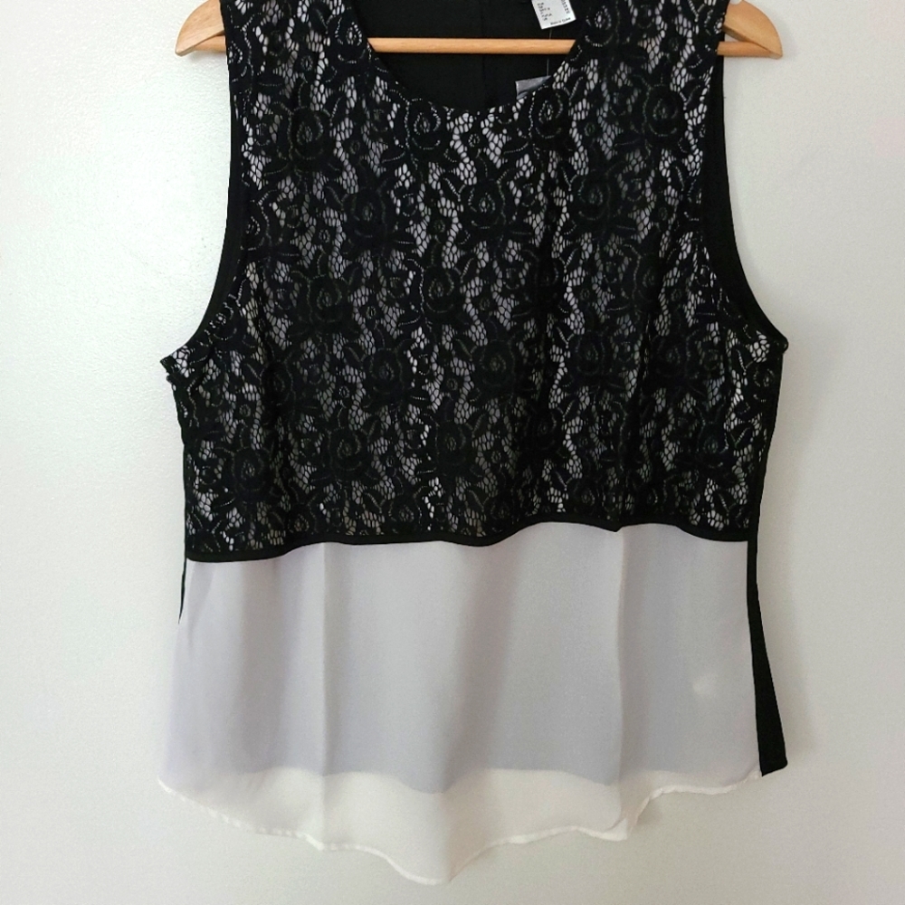 VENUS Sleeveless Lace Top